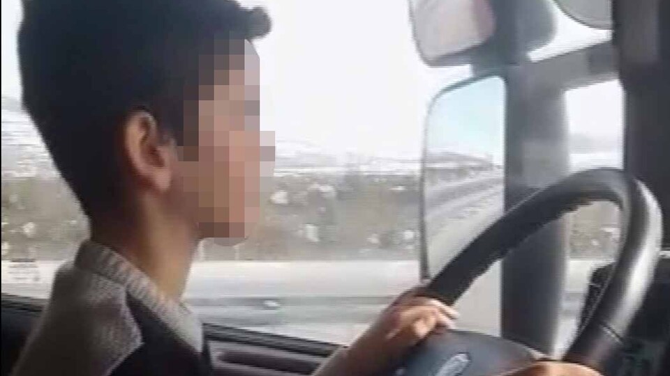 10 yaşındaki oğluna TIR kullandırdı!