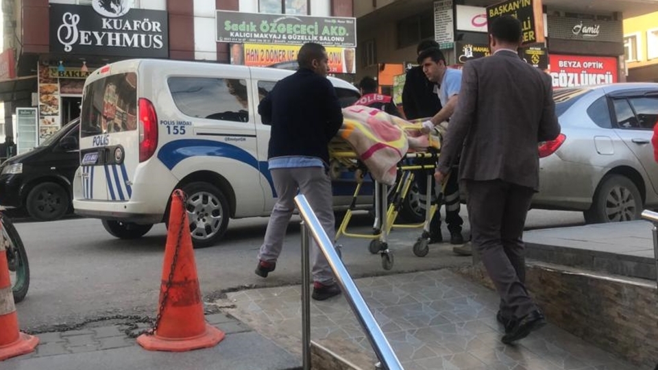 Kanepenin içinde ağır yaralı bulunan kadın öldü