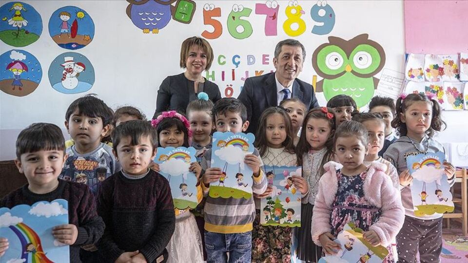 Bakan Selçuk öğrencilerin karne heyecanını paylaştı