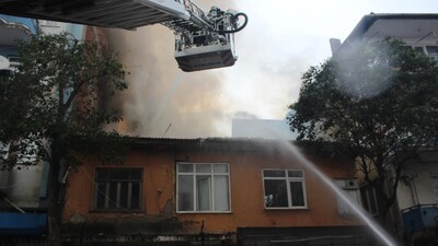 Alev kapanından vatandaşlar kurtardı!