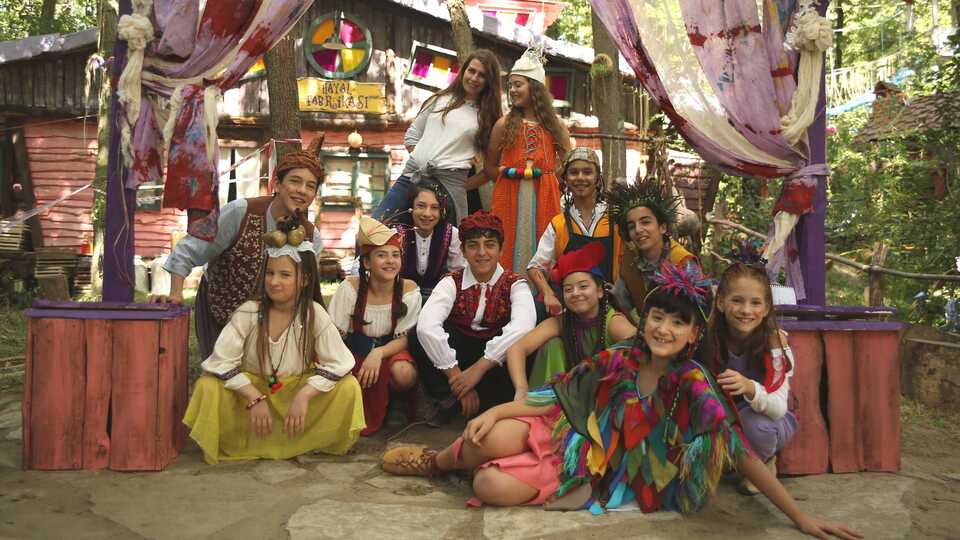 Gamonya: Hayaller Ülkesi kalpleri fethetti