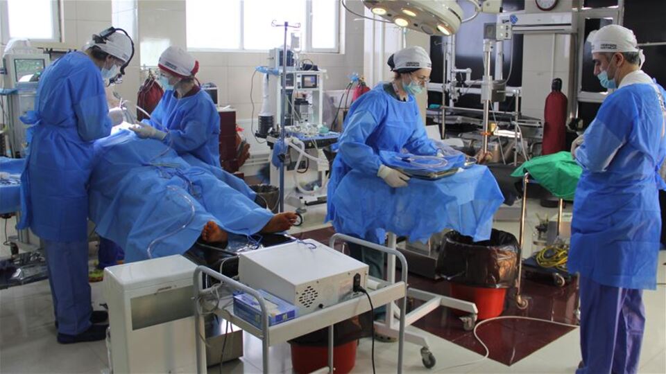 Türk doktorlardan 100 hastaya ameliyat