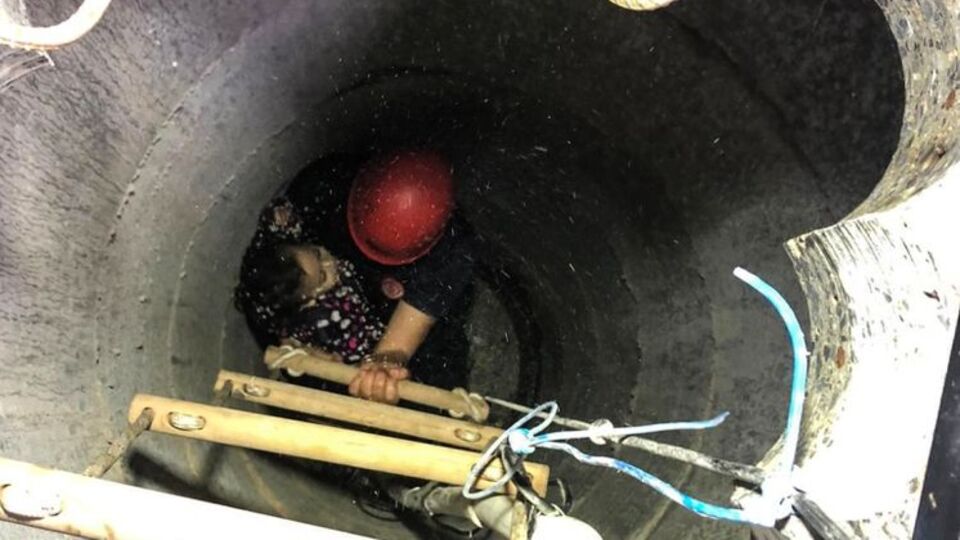 3 yaşındaki çocuk 8 metrelik kuyuya düştü!