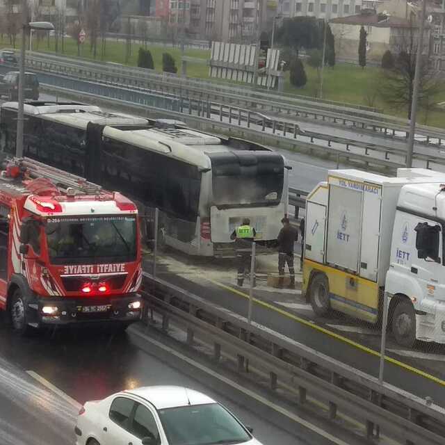 Seyir halindeki metrobüste yangın!