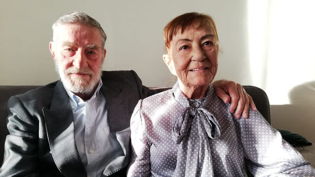 Eşinin başından ayrılmıyor