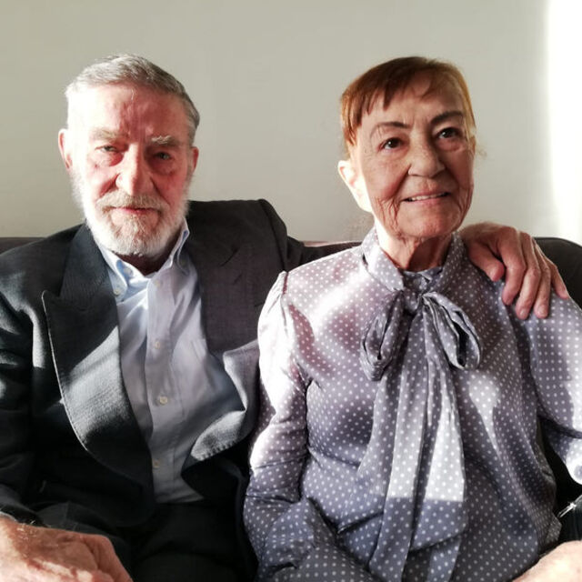Eşinin başından ayrılmıyor