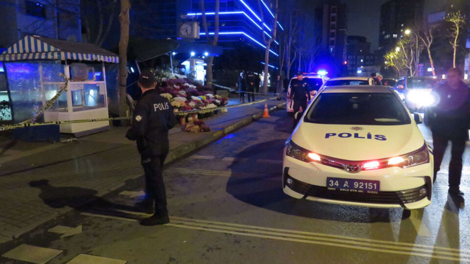 Eşini ve annesini öldürdü