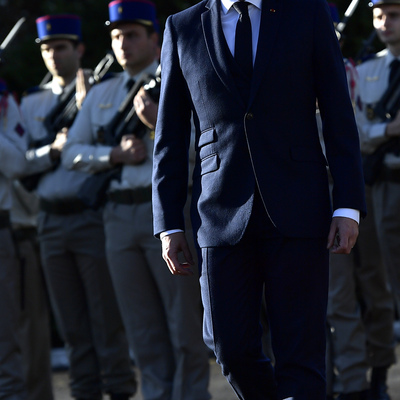 Göstericiler Macron'un içinde bulunduğu binaya girmeye çalıştı