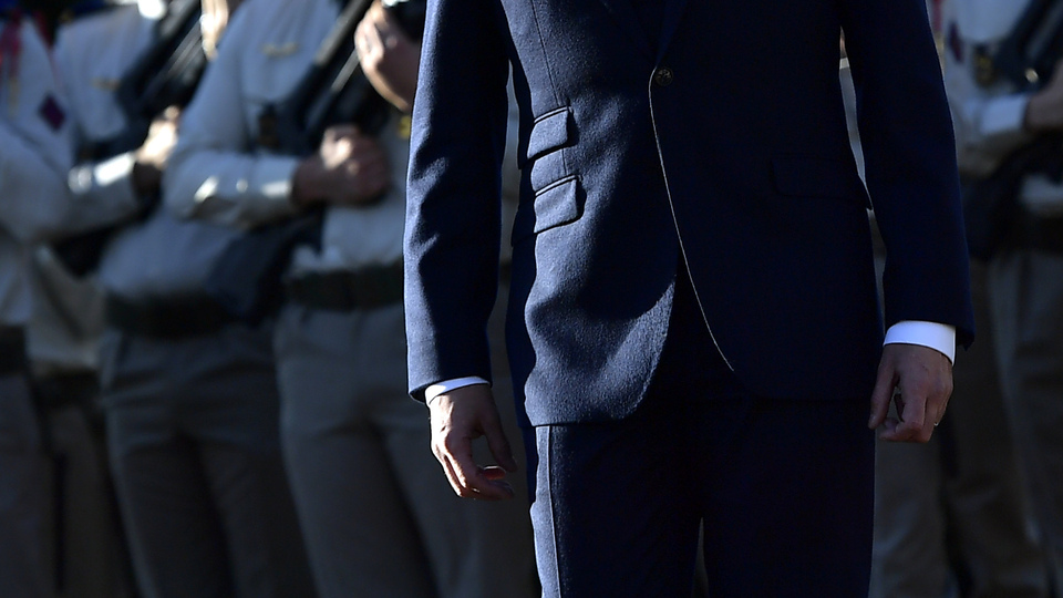 Göstericiler Macron'un içinde bulunduğu binaya girmeye çalıştı