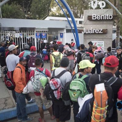 Binlerce göçmen Meksika sınırında