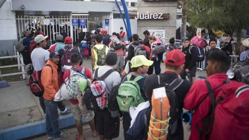 Binlerce göçmen Meksika sınırında
