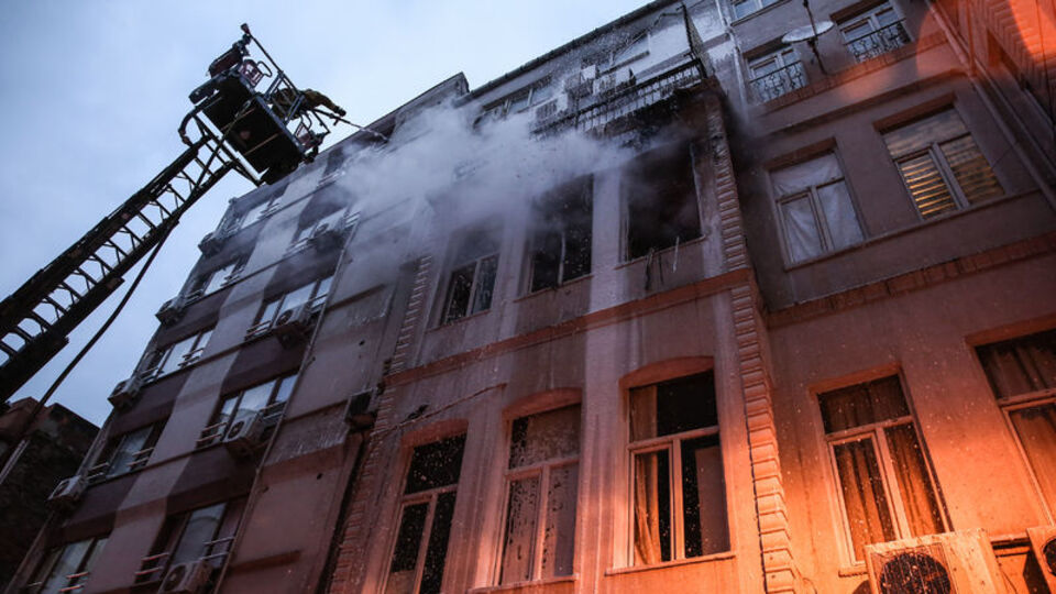 Beyoğlu'nda korkutan otel yangını