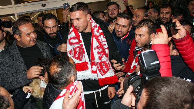 Podolski'ye coşkulu karşılama