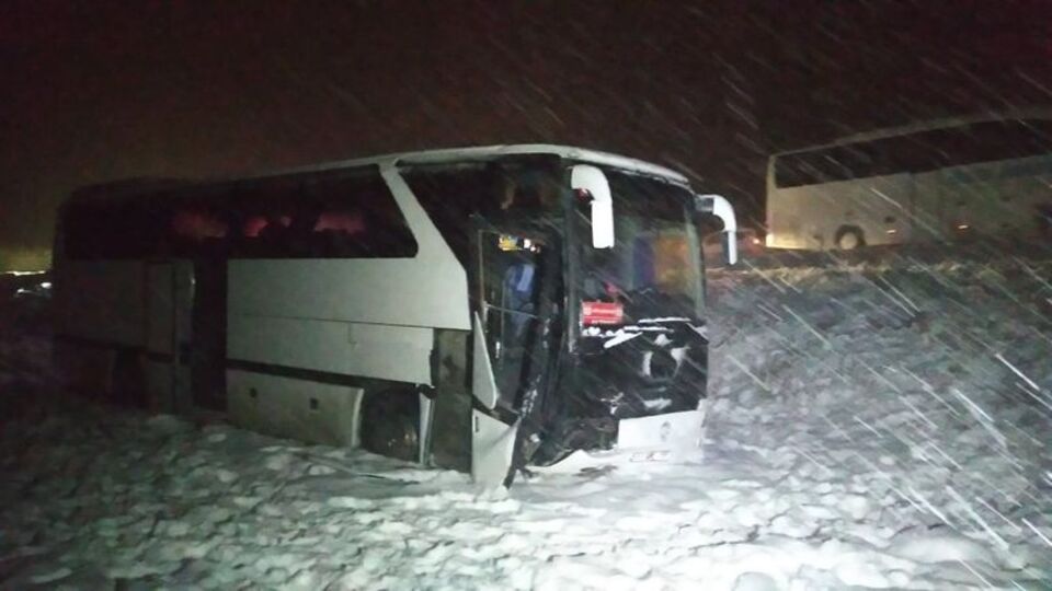 Genç futbolcuları taşıyan otobüs yoldan çıktı: 7 yaralı