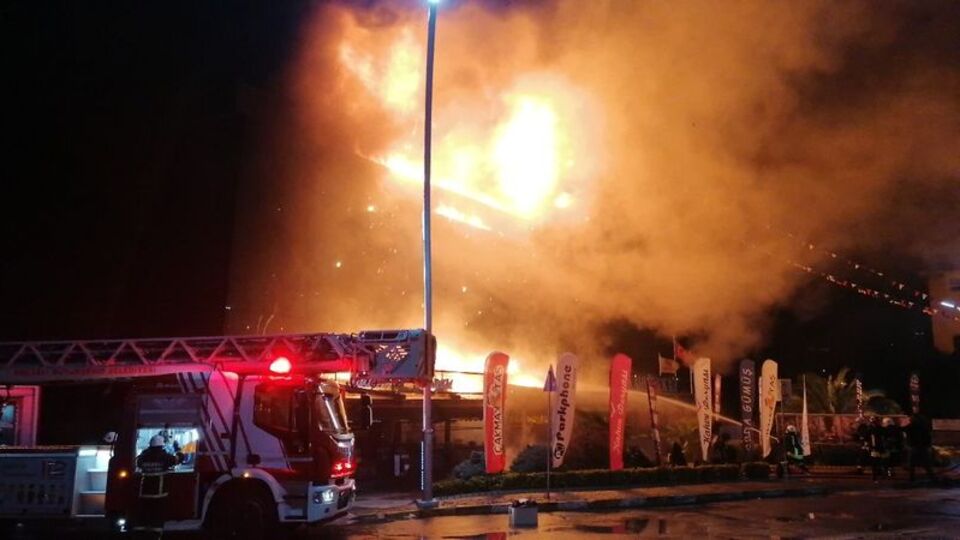 Kocaeli'de AVM yangını!