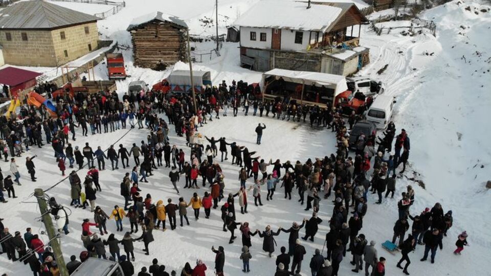 Yüzlerce kişi horona başladı