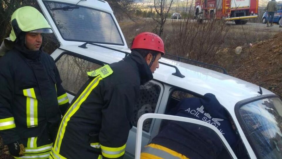 Otomobil şarampole devrildi