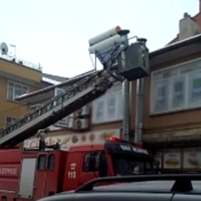 Çatıda mahsur kalan kedi kurtarıldı