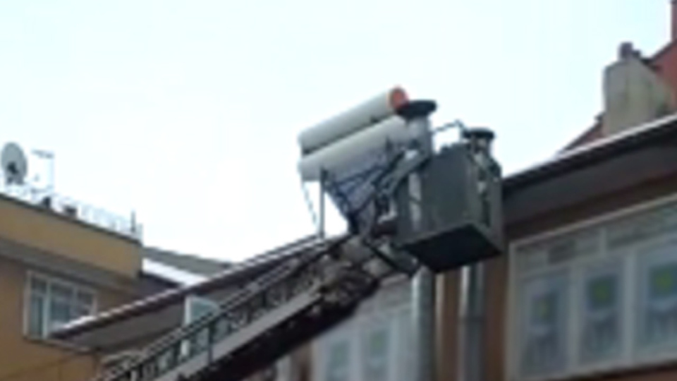 Çatıda mahsur kalan kedi kurtarıldı