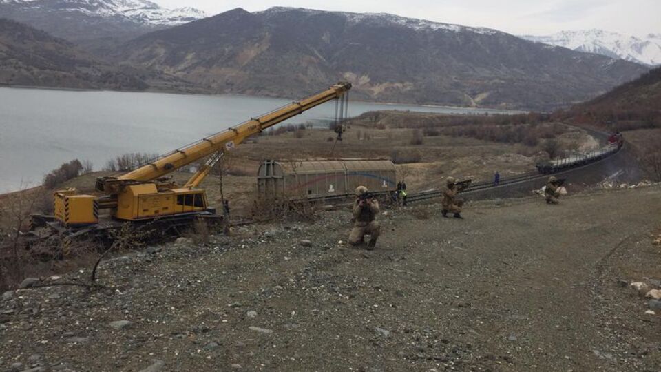 Terör saldırısında raydan çıkan vagonlar kaldırıldı