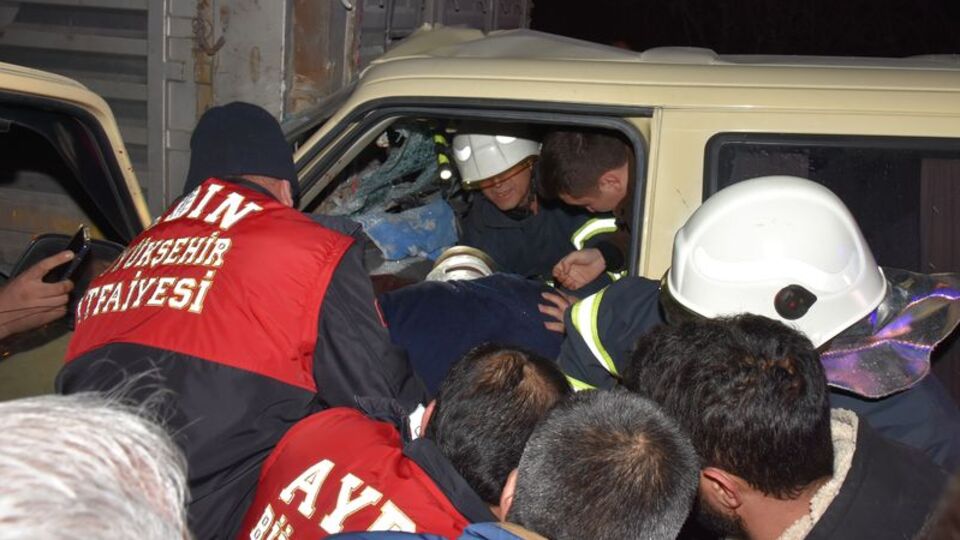 Peş peşe kaza! Önce otomobile, kaçarken de tıra çarptı