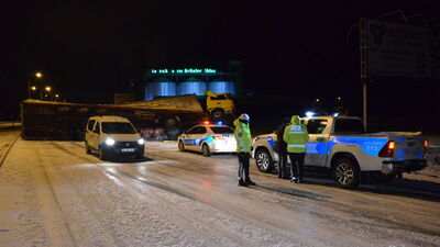 Tır devrildi, karayolu trafiğe kapandı!