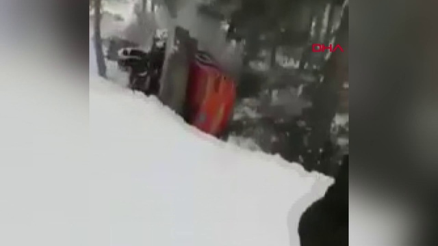Uçurumdan çığ değil kepçe düştü!