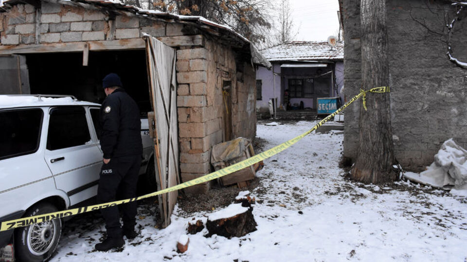 Eski eşini çocuklarının gözü önünde öldürdü