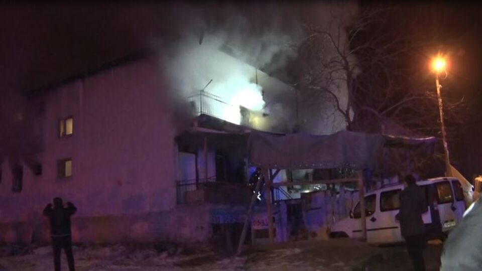 Alevlerden polis ve bekçiler kurtardı