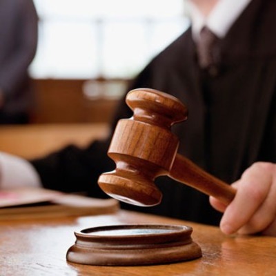 Eşini balkondan atan sanığa tahliye kararı