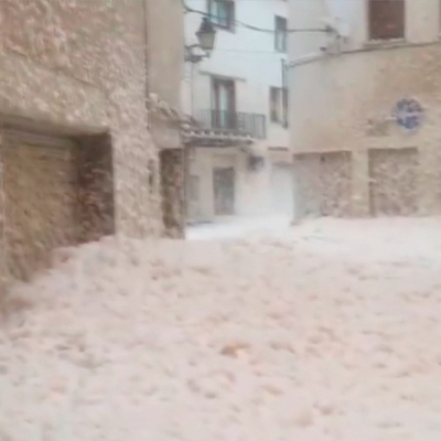 İspanya’da bir şehri deniz köpüğü bastı