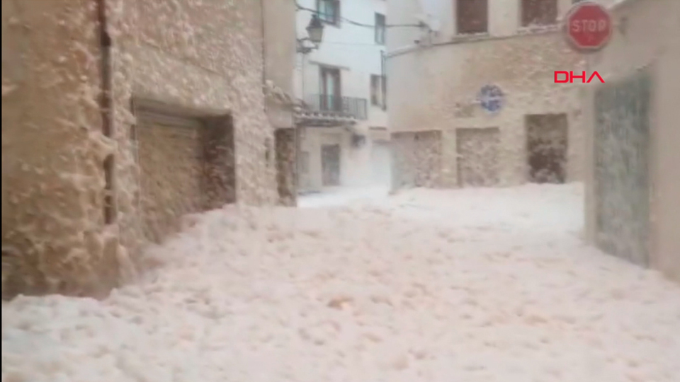 İspanya'da bir şehri deniz köpüğü bastı