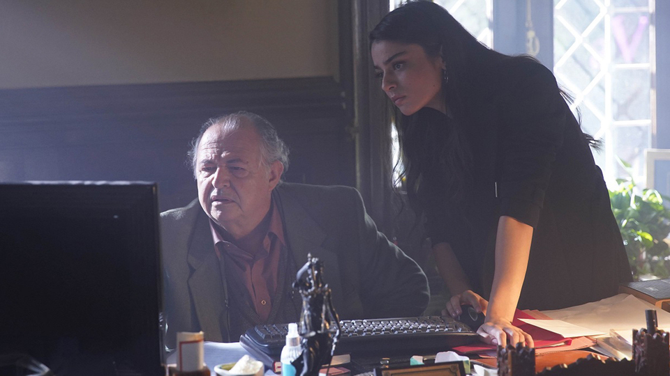 Firuze babasını kurtaracak görüntülerin peşinde!