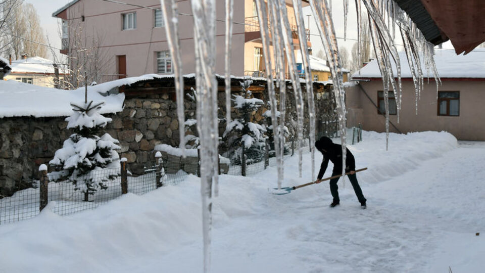 2 bölgede kar, Akdeniz'de fırtına!