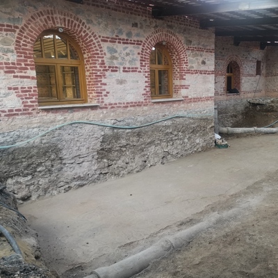 Yer: Zeytinburnu! Belediye binasının altından çıktı