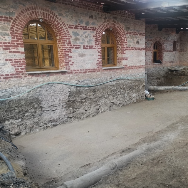 Yer: Zeytinburnu! Belediye binasının altından çıktı