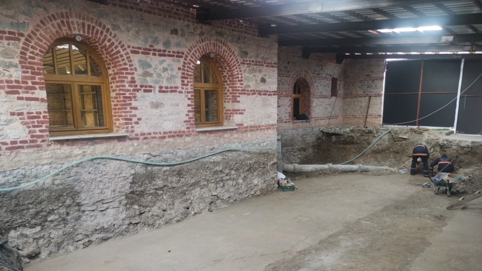 Yer: Zeytinburnu! Belediye binasının altından çıktı