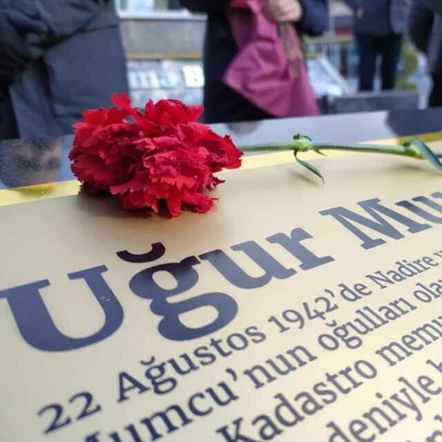 Vefatının 27. yılında karanfillerle uğurlandı