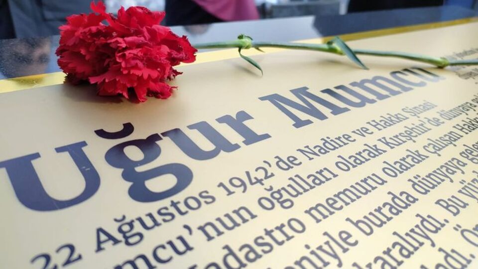 Vefatının 27. yılında karanfillerle uğurlandı