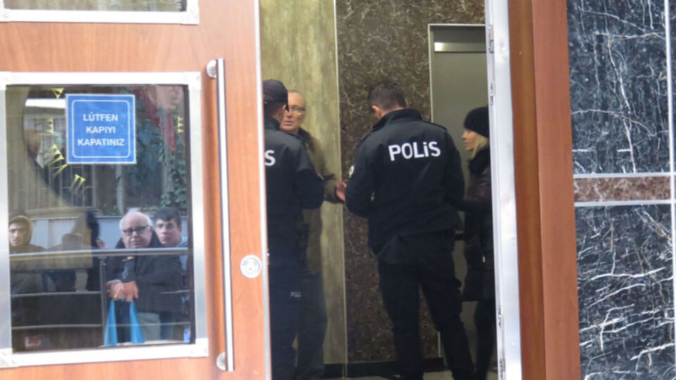 Apartman boşluğuna düşen işçi öldü!