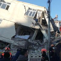 Ünlü isimlerden deprem sonrası mesajlar