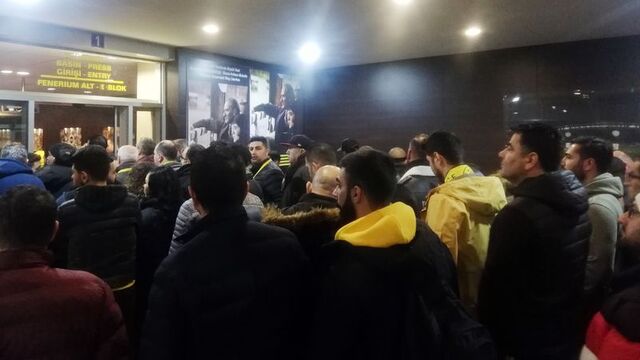 Ülker Stadı'nda turnikeler arızalandı