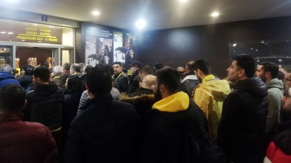 Ülker Stadı'nda turnikeler arızalandı