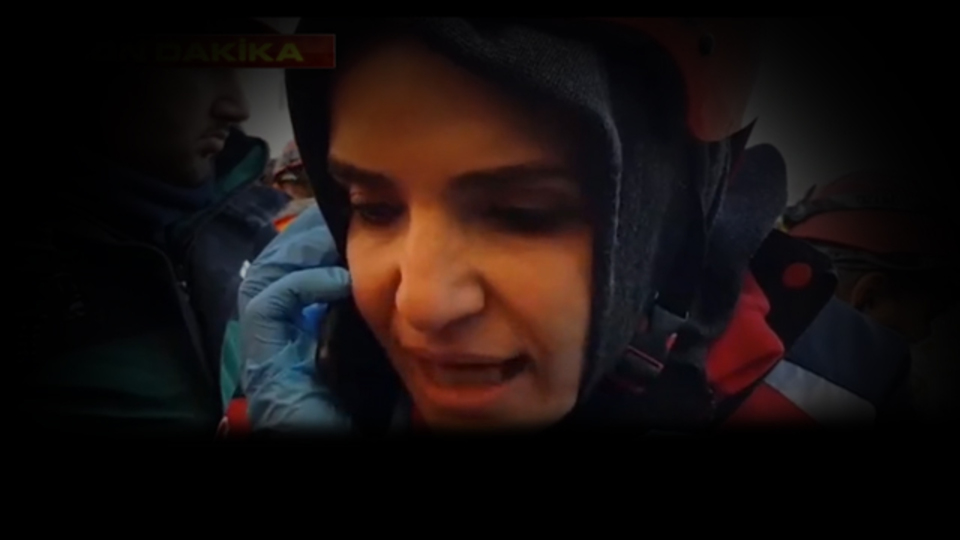 İşte enkaz altındaki kadınla görüşme anları!