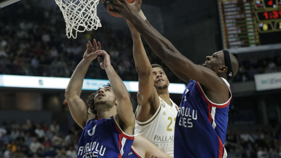 Anadolu Efes, Real Madrid'i dize getirdi