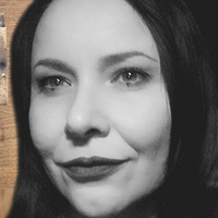 Enkazdan çıkan kırık oyuncağın hikayesini paylaştı