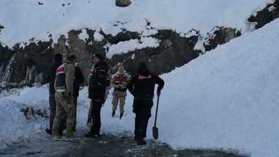 Yardım götürürken çığa yakalandılar!