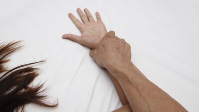 İngiltere'de erkeklerin cinayet davalarında 'sert seks' savunması kullanmaması için kampanya başladı