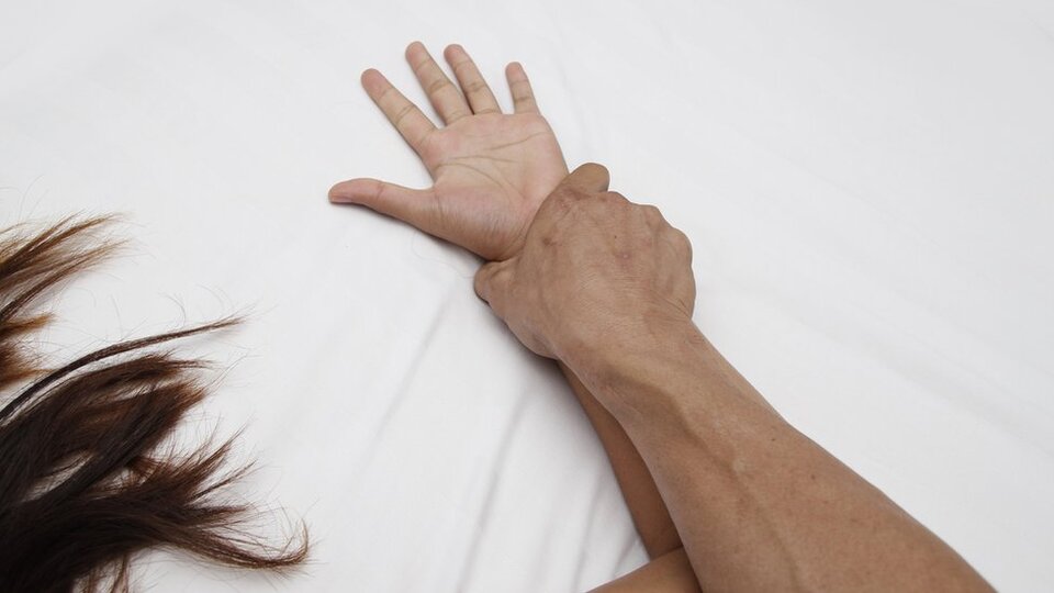 İngiltere'de erkeklerin cinayet davalarında 'sert seks' savunması kullanmaması için kampanya başladı