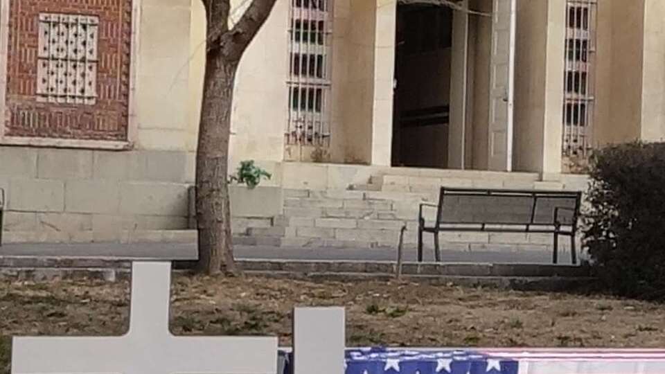 İran, intikam simgeli mezarlık kurdu